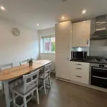 Nice House Close To The City Centre And Stadium